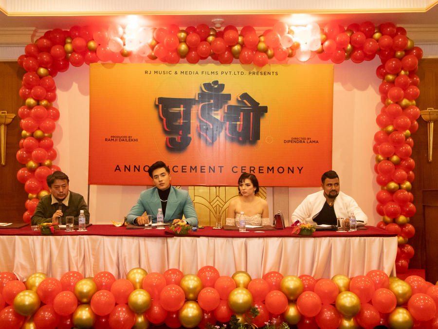 'घुइँचो' निर्देशन गर्दै दीपेन्द्र, एलिजाको जोडी कुन्साङ